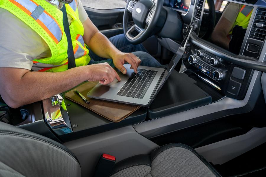 Детали интерьера Ford F-150 XLT SuperCrew 2020 года  (фото 6 из 10)